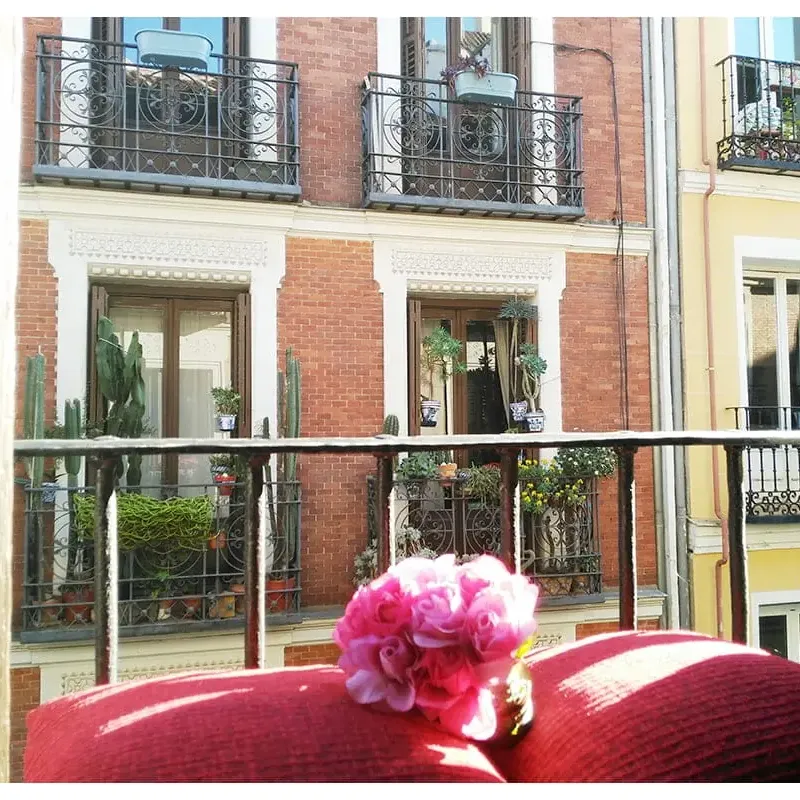 Balcón del Hostal Bruña sobre la calle Moratín