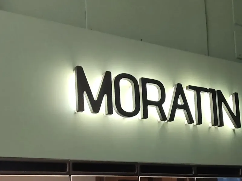 Letrero de la calle Moratín, donde está el Hostal Bruña