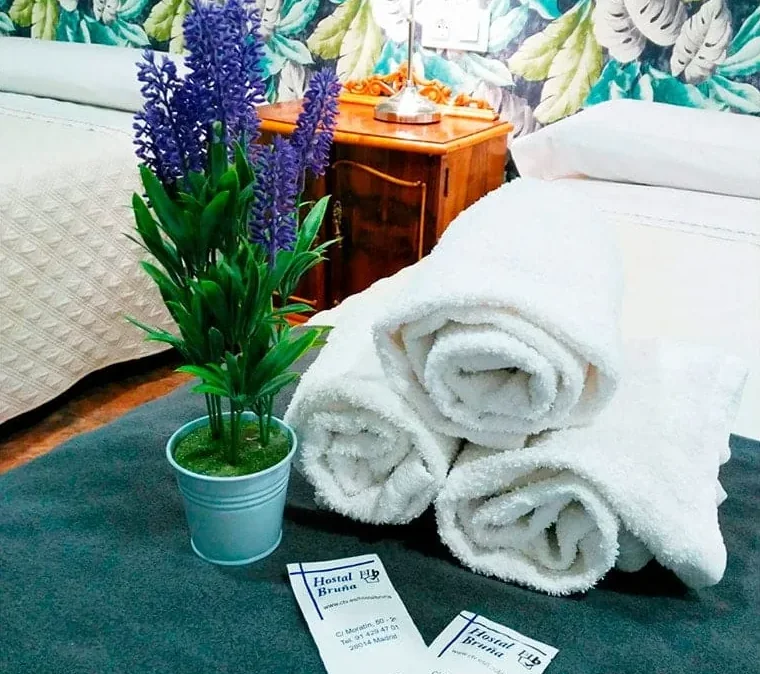 Habitación doble con cama extra para tres personas en el Hostal Bruña