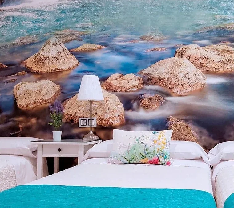 Habitación doble con cama extra para tres personas en el Hostal Bruña
