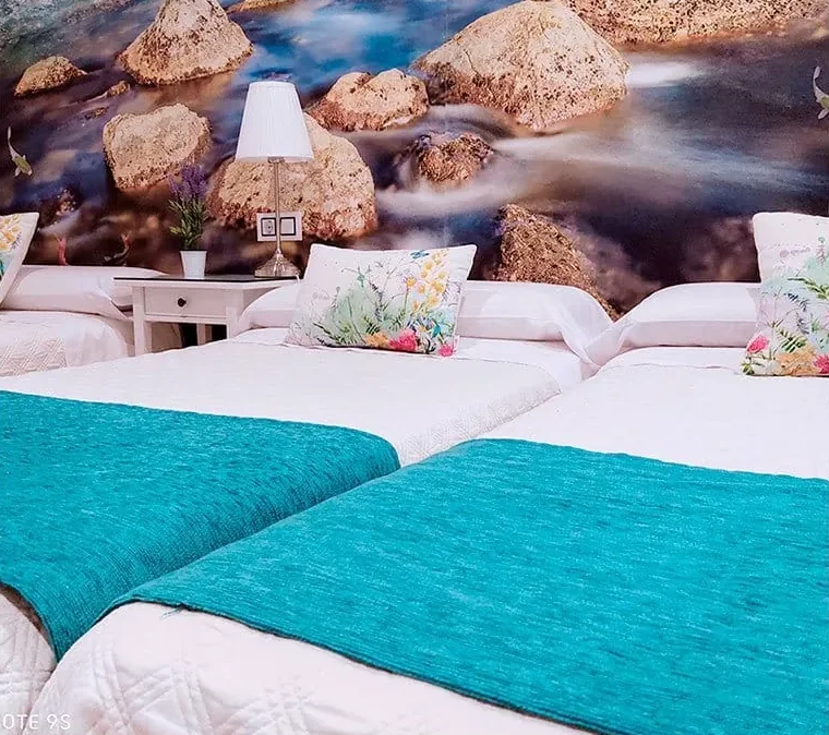 Habitación doble con cama extra para tres personas en el Hostal Bruña