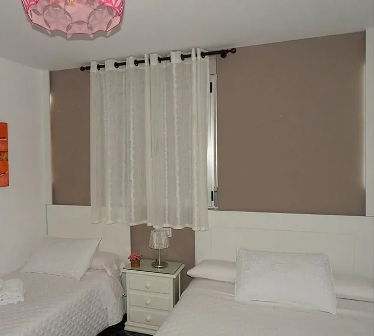 Habitación doble con cama extra para tres personas en el Hostal Bruña