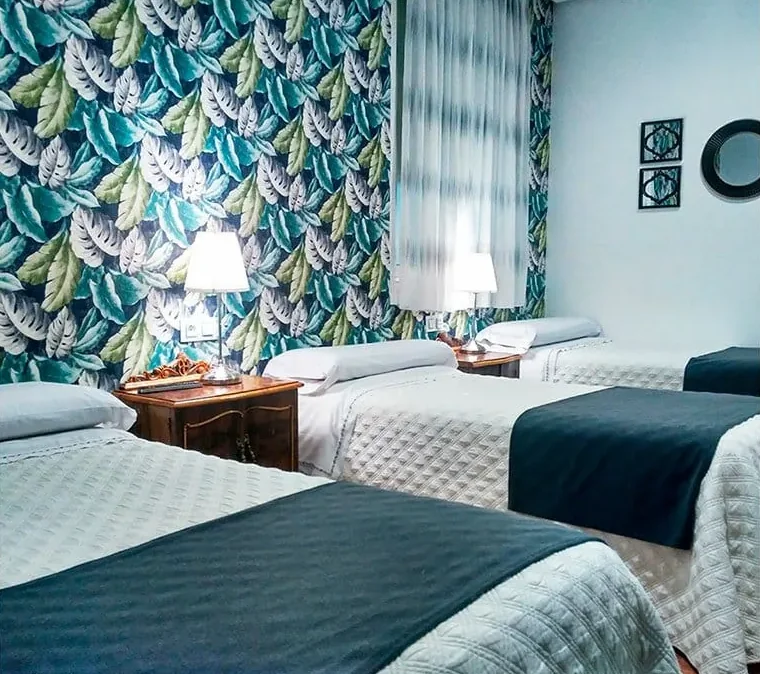 Habitación doble con cama extra para tres personas en el Hostal Bruña
