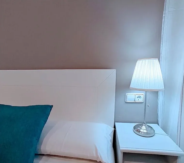 Habitación doble con cama extra para tres personas en el Hostal Bruña