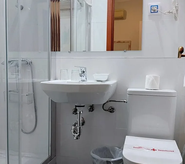 Habitación doble con cama extra para tres personas en el Hostal Bruña