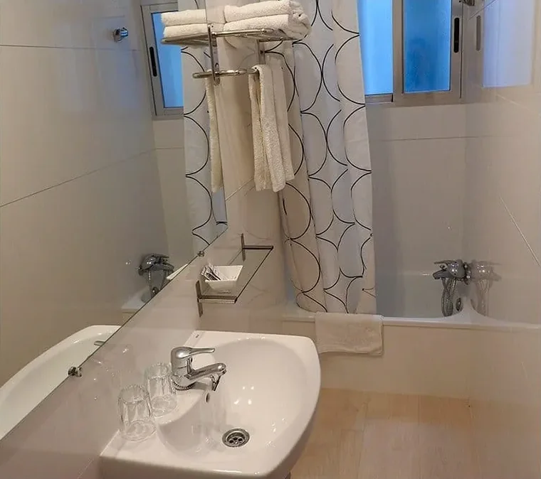 Habitación doble con cama extra para tres personas en el Hostal Bruña