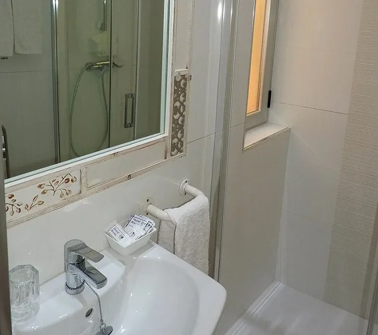 Habitación doble con cama extra para tres personas en el Hostal Bruña