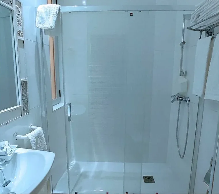 Habitación doble con cama extra para tres personas en el Hostal Bruña